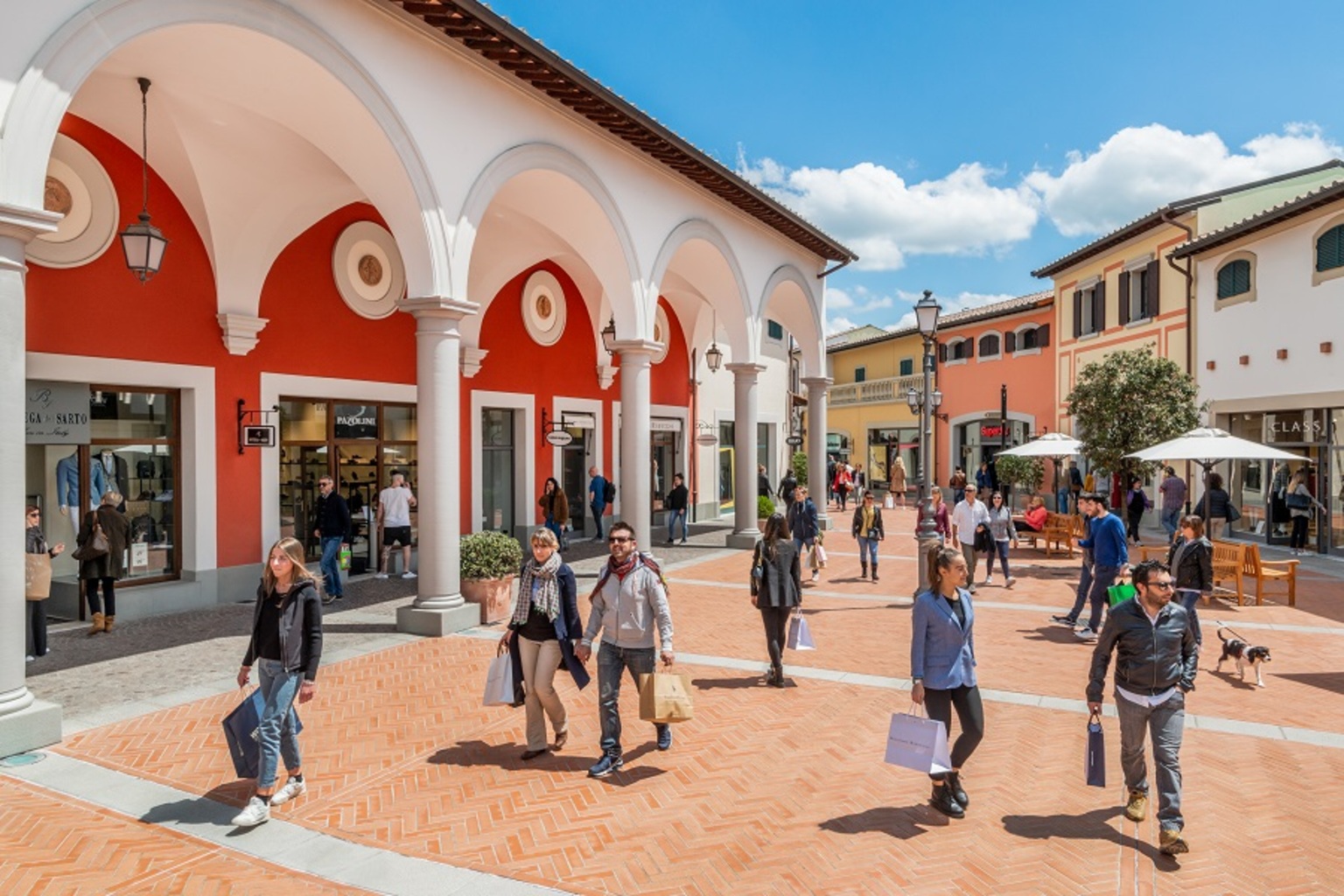 Piazza and shopping area at Barberino Designer Outlet — relaxed atmosphere in the Mugello hills