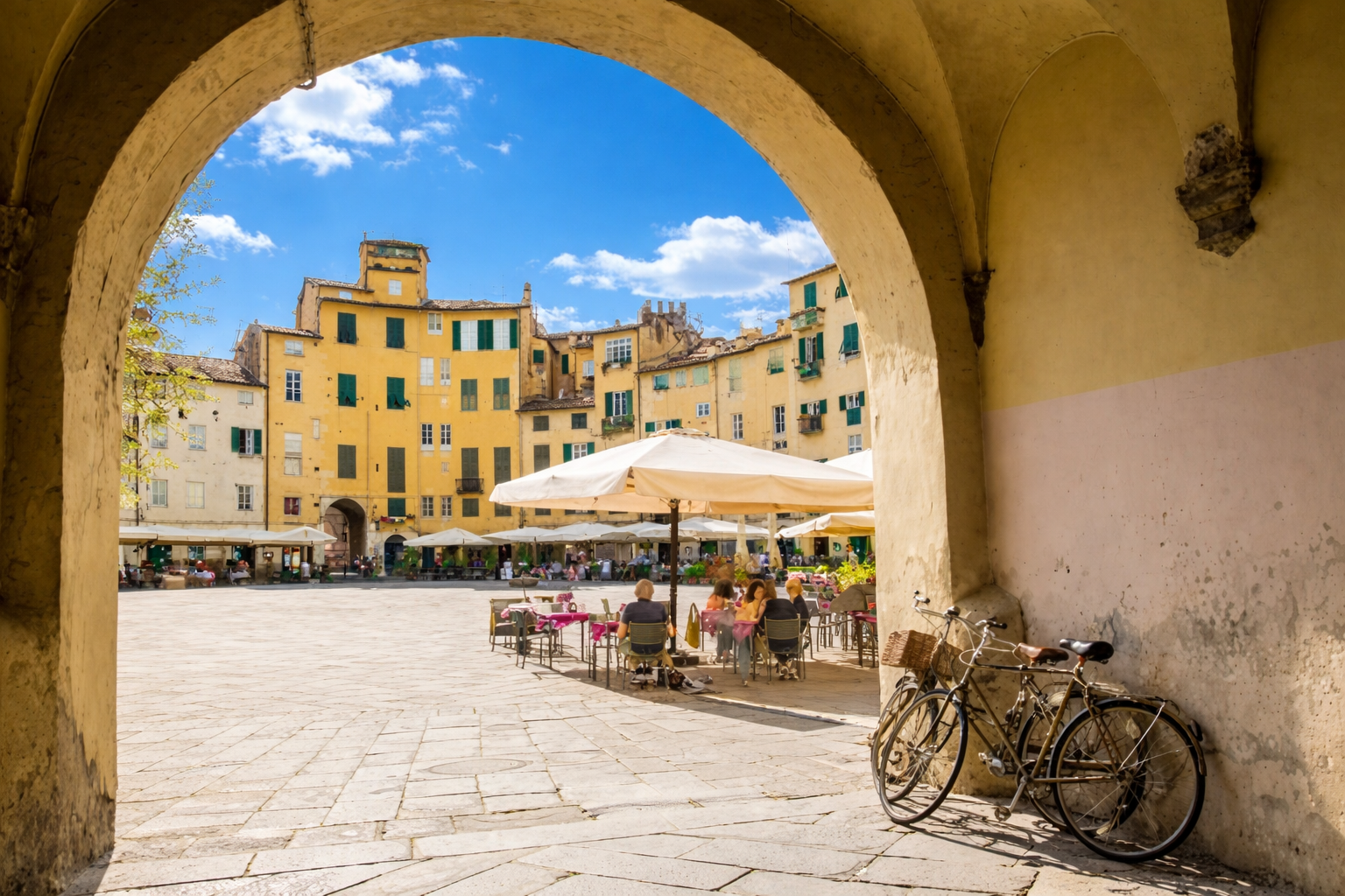 Piazza dell'Anfiteatro Lucca — elliptical Roman amphitheatre square in the medieval city centre