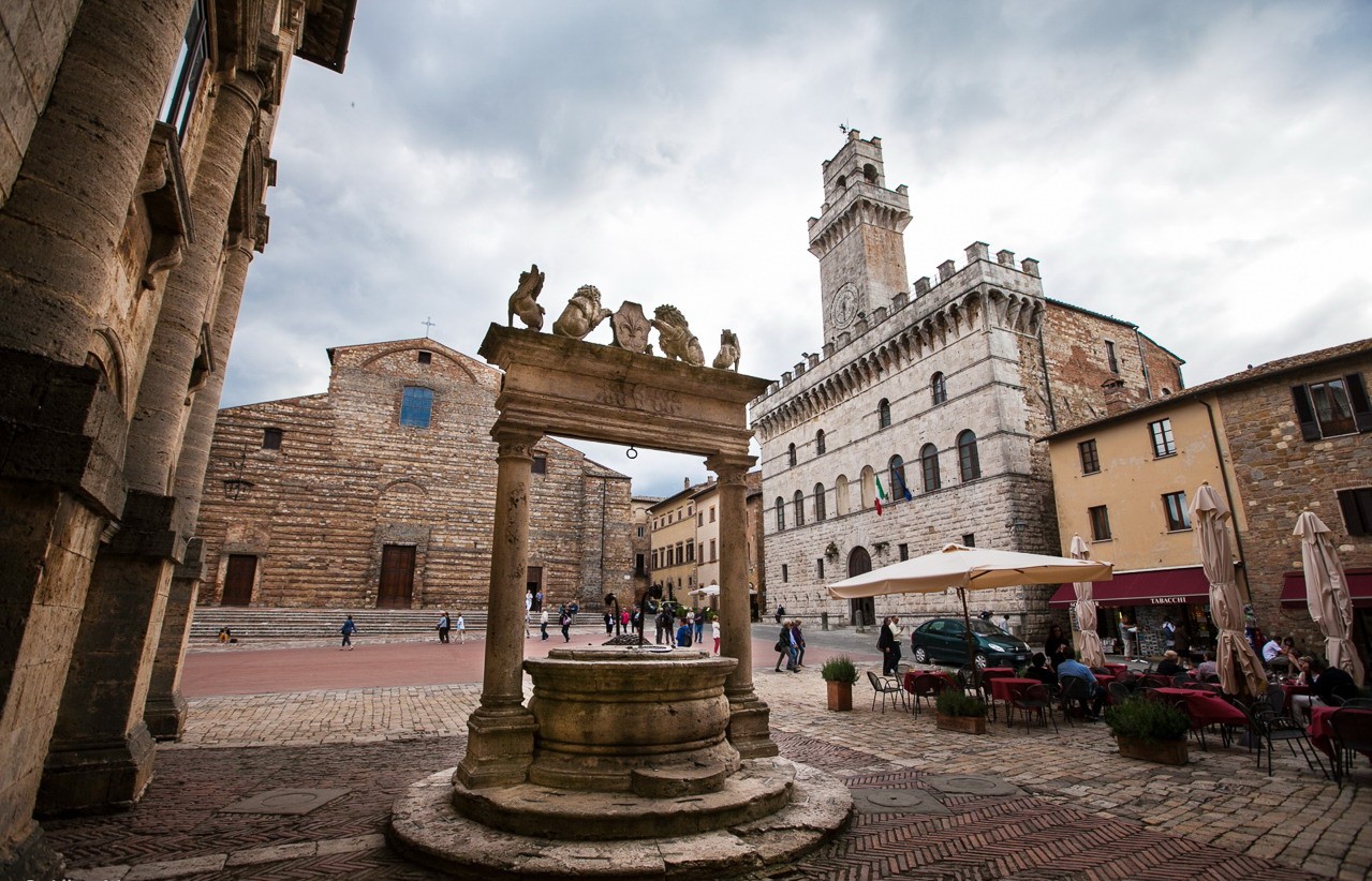 Piazza Grande Montepulciano — Renaissance square with Cathedral and medieval tower, Tuscany Italy